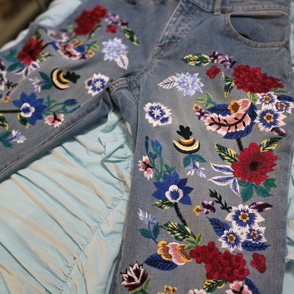 Alice + Olivia Light Blue Denim Skinny Jeans with Blue Floral Embroidery - Picture 4 of 9